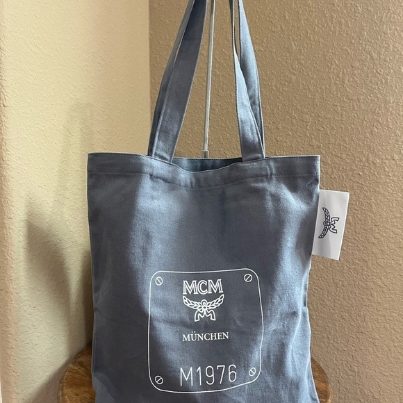 MCM LIMITED CANVAS TOTE - Picture 5 of 8
